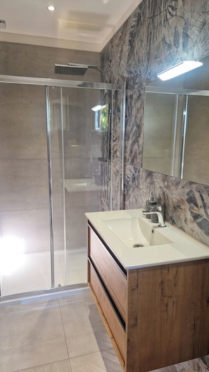 Shower, hair dryer, towels, soap - Magnificent ground floor villa with terrace and garden sea view in the heart of CAP CORSICA (Brando)