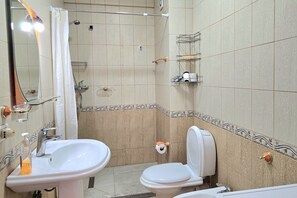 Apartamento família, vários quartos, de frente para o mar (Dream View Apartment Durres 119) | Banheiro | Chuveiro, secador de cabelo, bidê, toalhas de banho