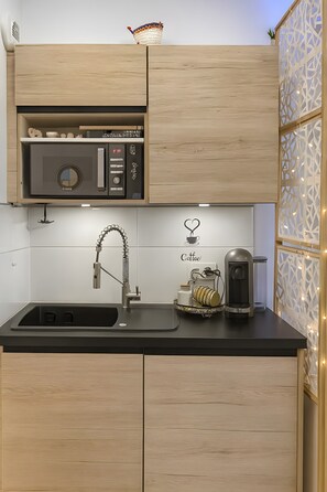 Fridge, microwave, oven, stovetop - Vacation Rental Apartment with Shared Garden, Balcony & Wi-Fi (Bezons)