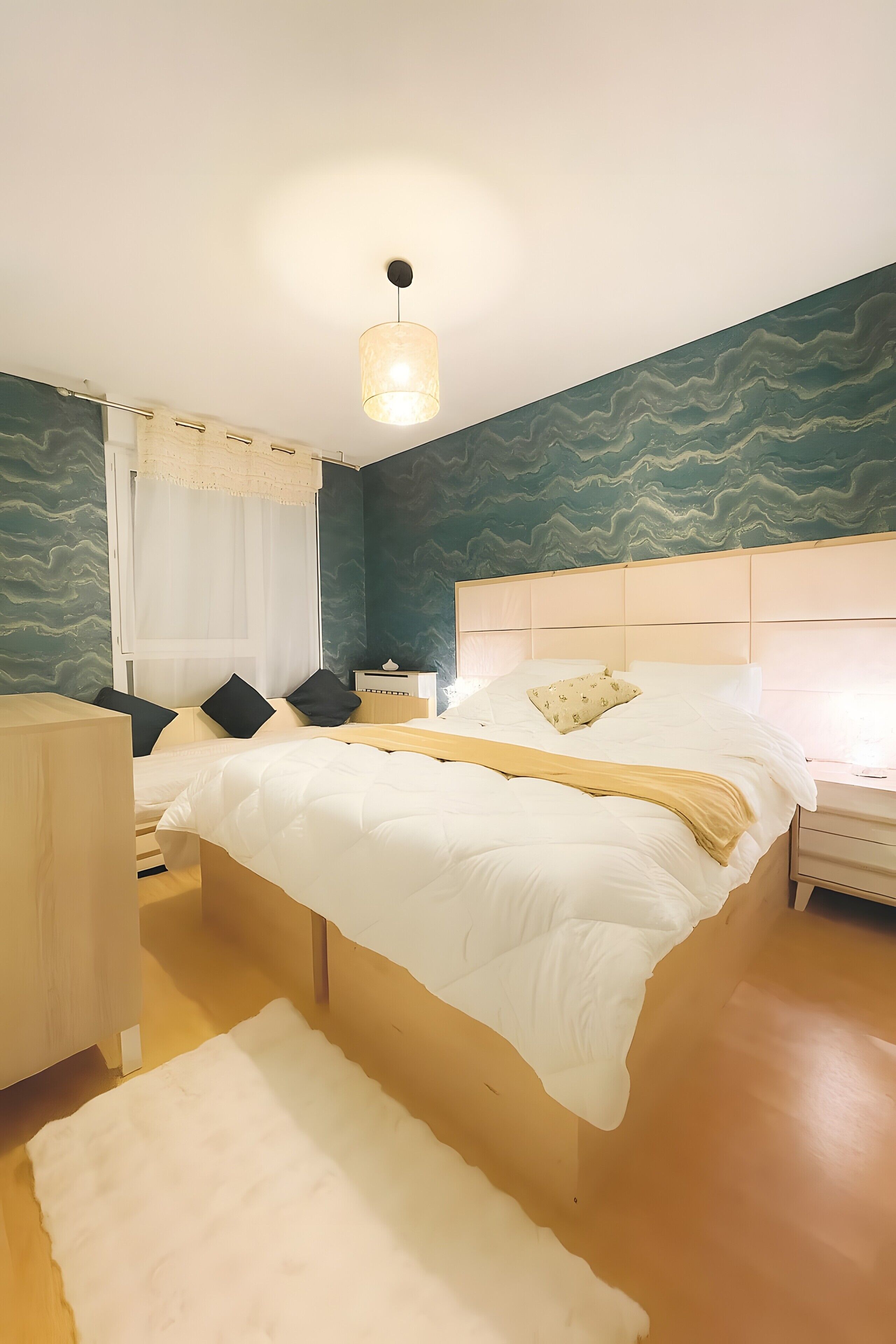 Desk, iron/ironing board, WiFi, bed sheets