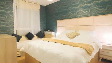 Desk, iron/ironing board, WiFi, bed sheets