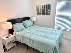4 bedrooms, iron/ironing board, WiFi, bed sheets - The Villages-Richmond, new 4-bedroom with golf cart (Wildwood)