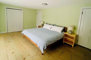 4 makuuhuonetta, silitysrauta/-lauta, ilmainen Wi-Fi, vuodevaatteet