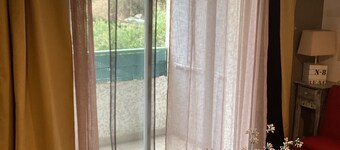 Studio 2OO M Centre Saint Florent -in quiet building.