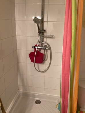 Secadora de cabello y papel de baño 