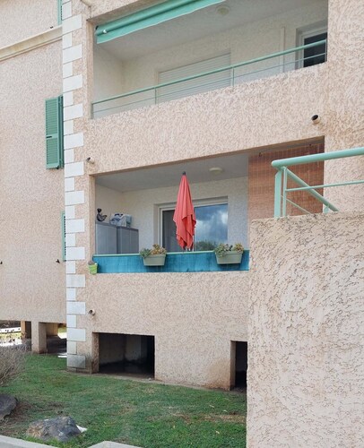 studio 2OO M Centre Saint Florent -dans immeuble au calme.