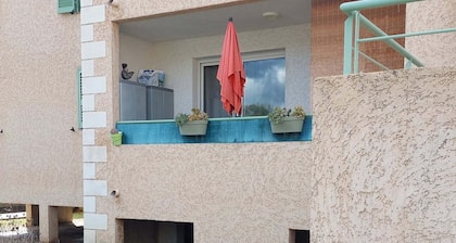 studio 2OO M Centre Saint Florent -dans immeuble au calme.