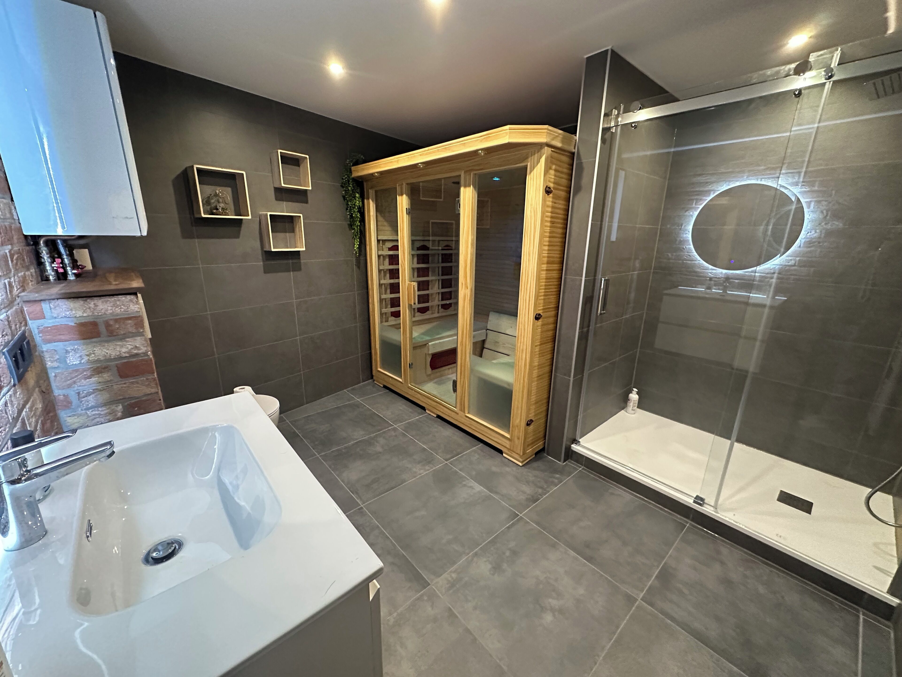 Dusche, Haartrockner, Handtücher, Toilettenpapier