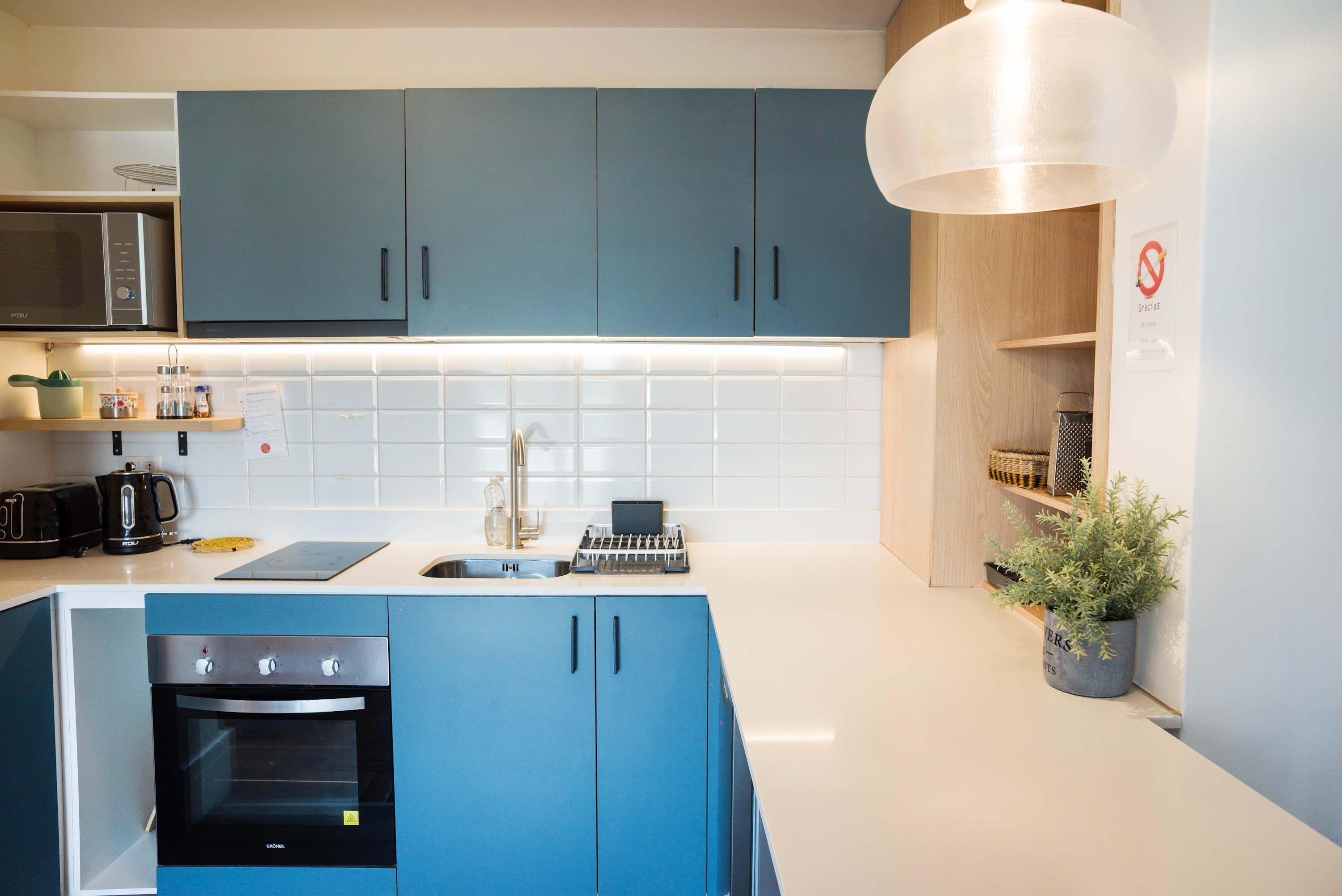 Refrigerador, microondas, horno y parrilla de estufa 