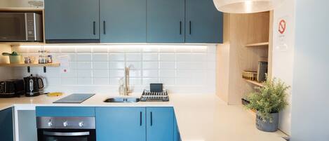 Refrigerador, microondas, horno y parrilla de estufa