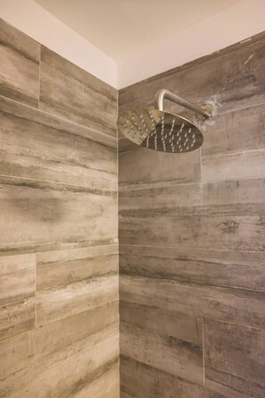 Shower, hair dryer, towels - Trendy Design Studio Vaisse | Modern Santiago Stay (Providencia)