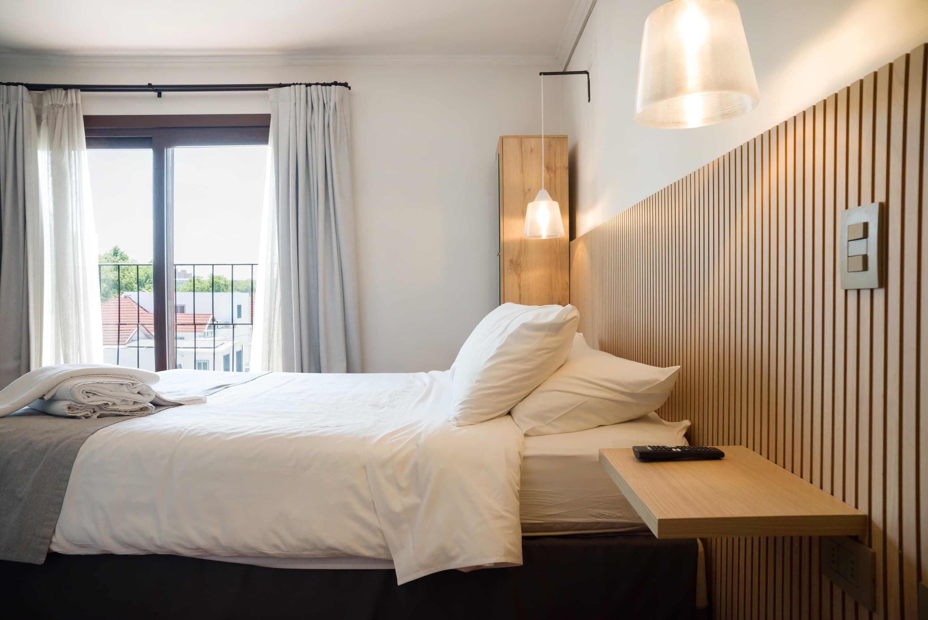 Tabla de planchar con plancha, wifi gratis y ropa de cama 