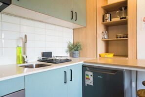 Fridge, microwave, oven, stovetop - Bright & Modern studio Stay in Emilio Vaisse (Providencia)