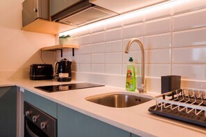 冷蔵庫、電子レンジ、オーブン、コンロ