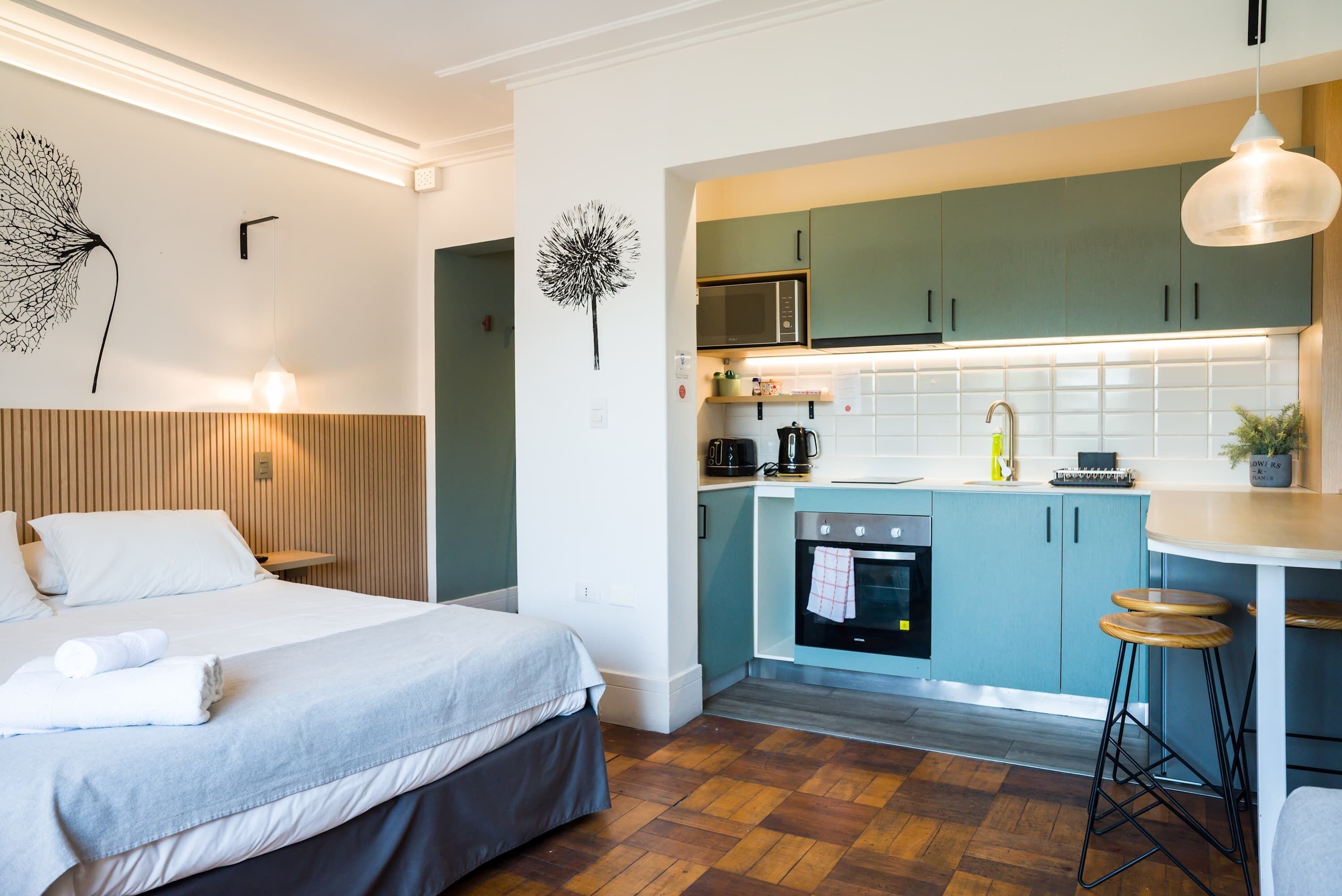 Escritorio, tabla de planchar con plancha, wifi gratis y ropa de cama 