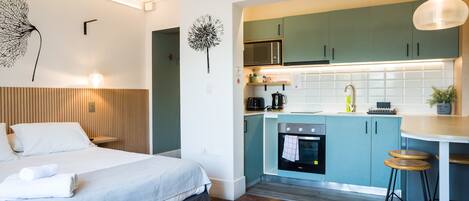 Escritorio, tabla de planchar con plancha, wifi gratis y ropa de cama