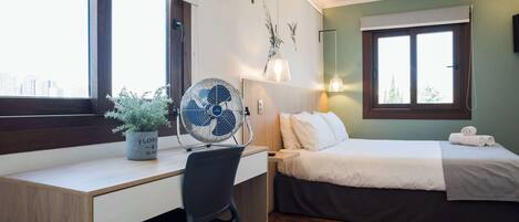 Skrivbord, strykjärn/strykbräda, gratis wi-fi och sängkläder