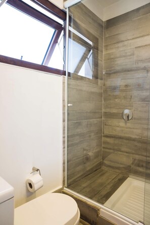 Een douche, een haardroger, handdoeken