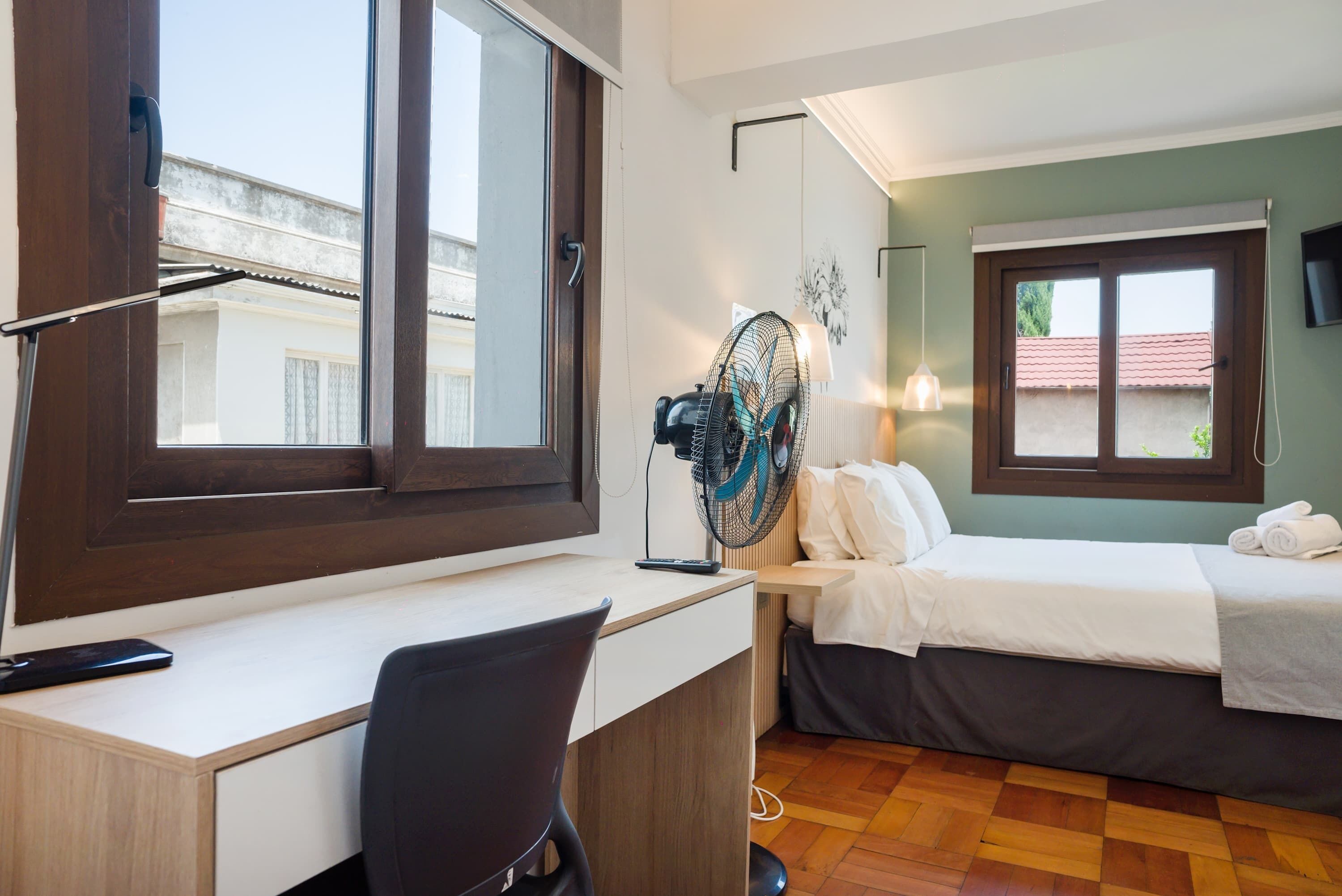 Escritorio, tabla de planchar con plancha, wifi gratis y ropa de cama 