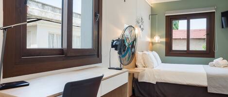 Escritorio, tabla de planchar con plancha, wifi gratis y ropa de cama