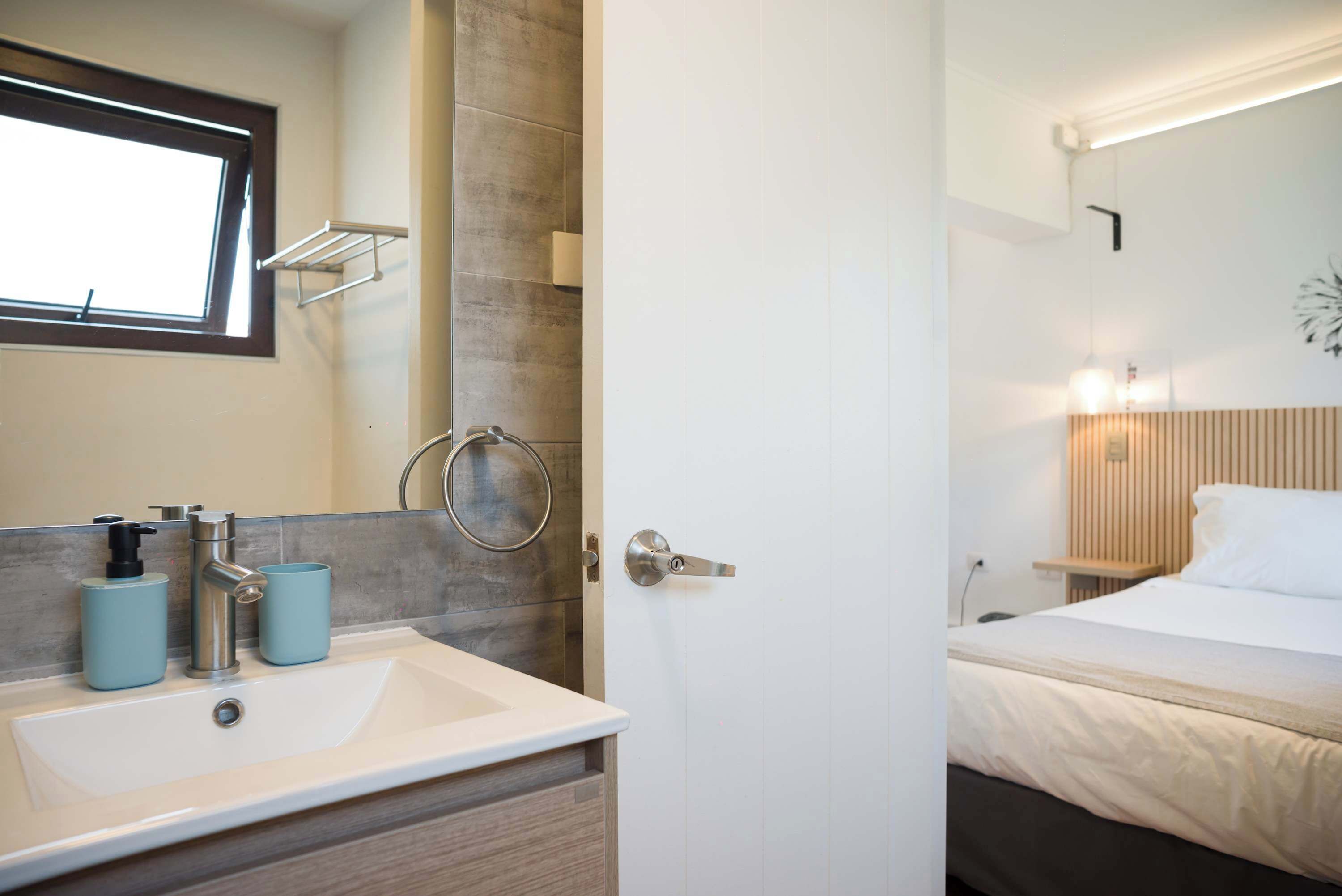 Escritorio, tabla de planchar con plancha, wifi gratis y ropa de cama 