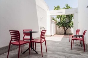 Outdoor dining - Stylish 2BR Apt Emilio Vaisse | Urban Design Stay (Providencia)
