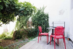 Outdoor dining - Modern Refuge on Emilio Vaisse Perfect Studio (Providencia)