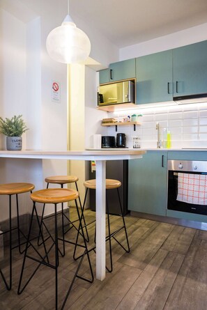 Fridge, microwave, oven, stovetop - Modern Refuge on Emilio Vaisse Perfect Studio (Providencia)