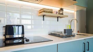 Réfrigérateur, micro-ondes, four, plaque de cuisson