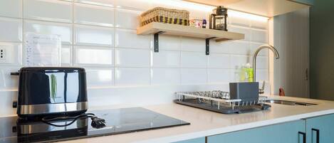 Kylskåp, mikrovågsugn, ugn och spishäll