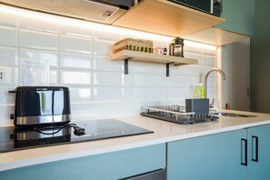 Kühlschrank, Mikrowelle, Ofen, Herdplatte