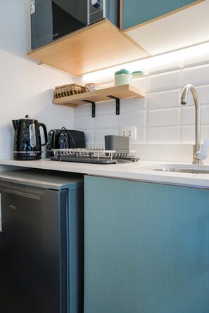 Refrigerador, microondas, horno y parrilla de estufa 