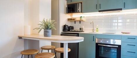 冰箱、微波炉、烤箱、炉灶