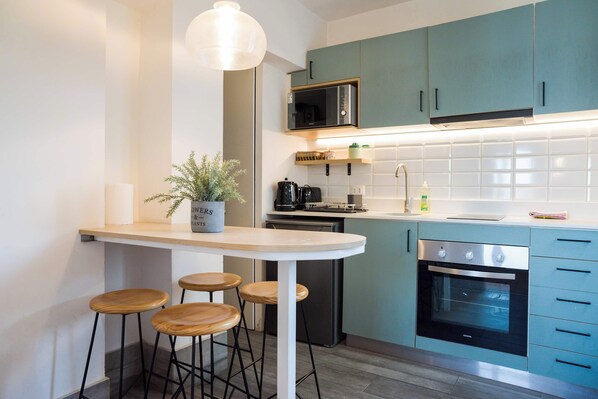 Refrigerador, microondas, horno y parrilla de estufa 