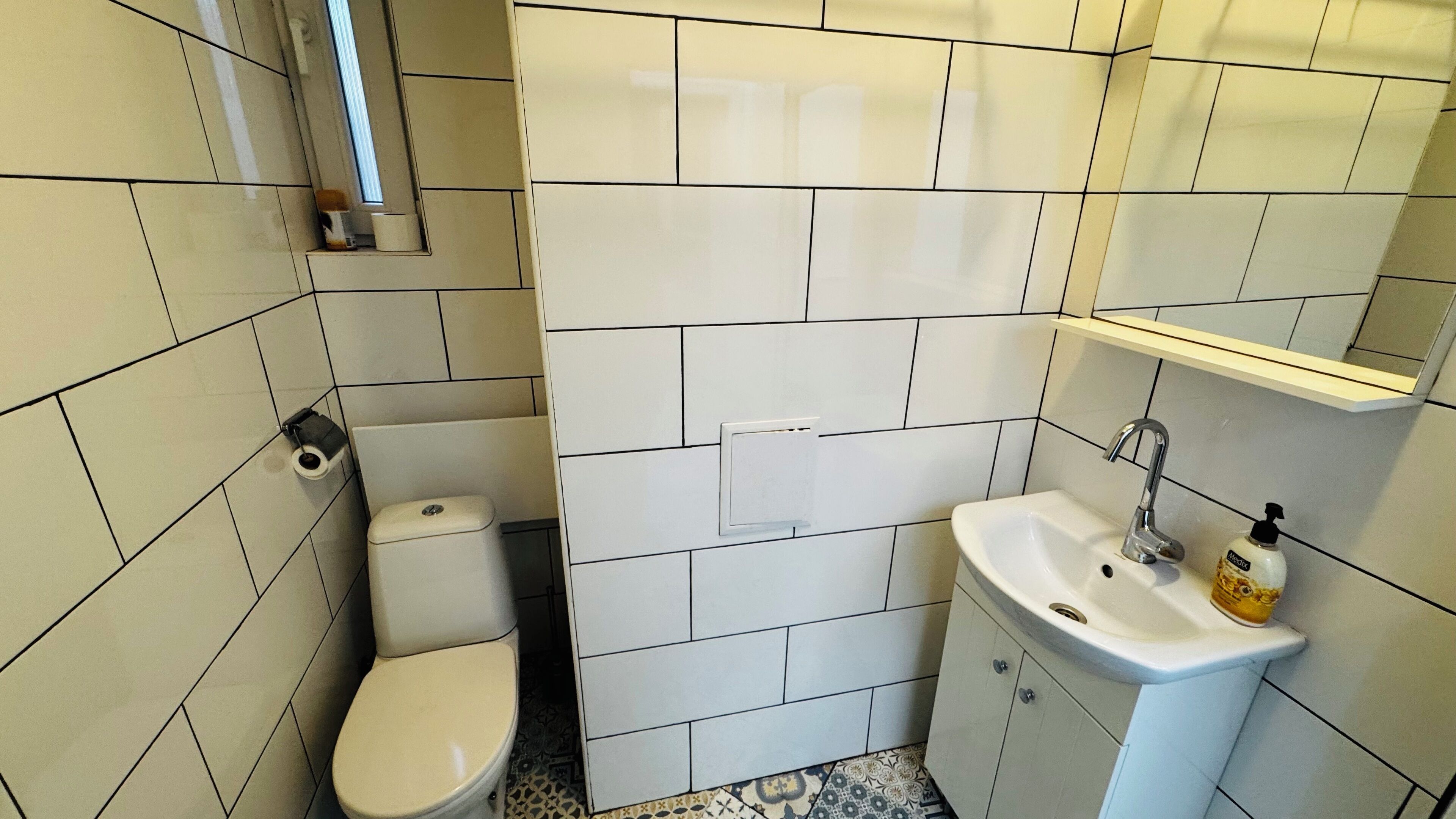 Douche, sèche-cheveux, serviettes fournies, savon