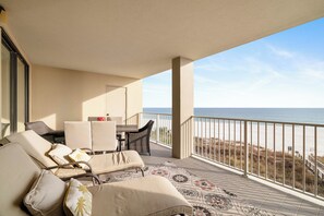 Outdoor dining - White Caps 402 by Liquid Life (Orange Beach)