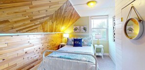 4 bedrooms, free WiFi, bed sheets - Columbia Street Lighthouse at Seaside Beach - HOT TUB! (Seaside)