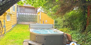 Outdoor spa tub - Columbia Street Lighthouse at Seaside Beach - HOT TUB! (Seaside)