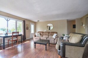 Televisión, chimenea, reproductor de DVD y futbolito 