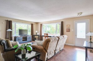 TV, fireplace, DVD player, foosball - Chalet Béatitude (Val-des-Bois)