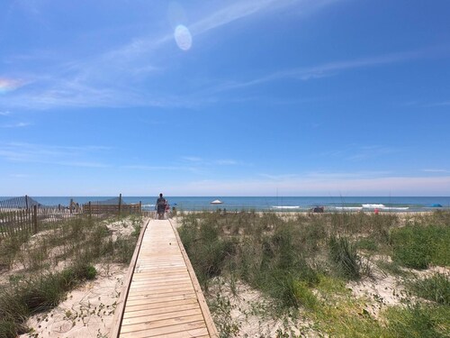 Island Suites - Beachfront, boutique hotel, walk to lighthouse, dining & more