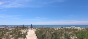 Island Suites - Beachfront, boutique hotel, walk to lighthouse, dining & more