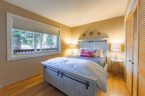 2 bedrooms, WiFi, bed sheets - Bakersfield Basecamp - Meyers Escape (South Lake Tahoe)