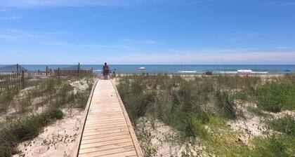 Island Suites - Beachfront, boutique hotel, walk to lighthouse, dining & more