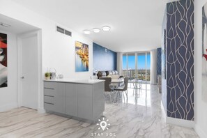 TV, offices - Spacious 2BR apt - Amazing Balcony View (Hallandale Beach)