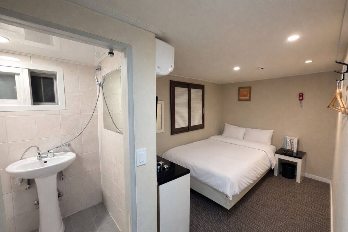 Double Room | Free WiFi, bed sheets