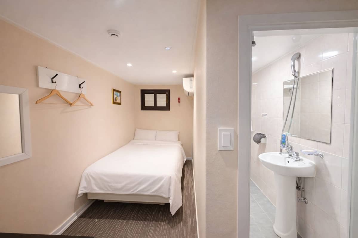 Single Room | Free WiFi, bed sheets