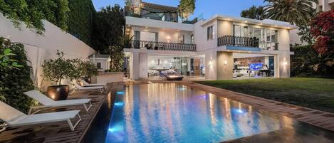 Piscine extérieure, chaises longues