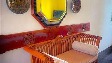 Desk, laptop workspace, free WiFi