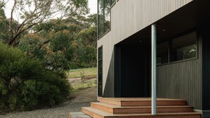 Exterior - Obliqua - colourful home of architectural angles (Skenes Creek)